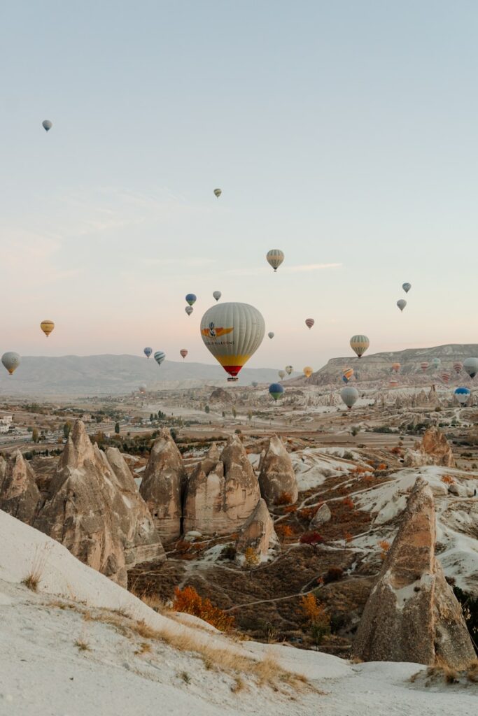 a group of hot air balloons in the sky Die Türkei hat viel zu bieten